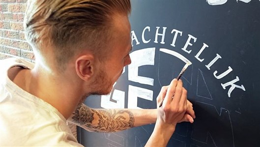 Shon_Price_Muurschildering_De_Ermelosche_Frietzaak_Krijttekening_Blackboard_Mural_WIP.jpg