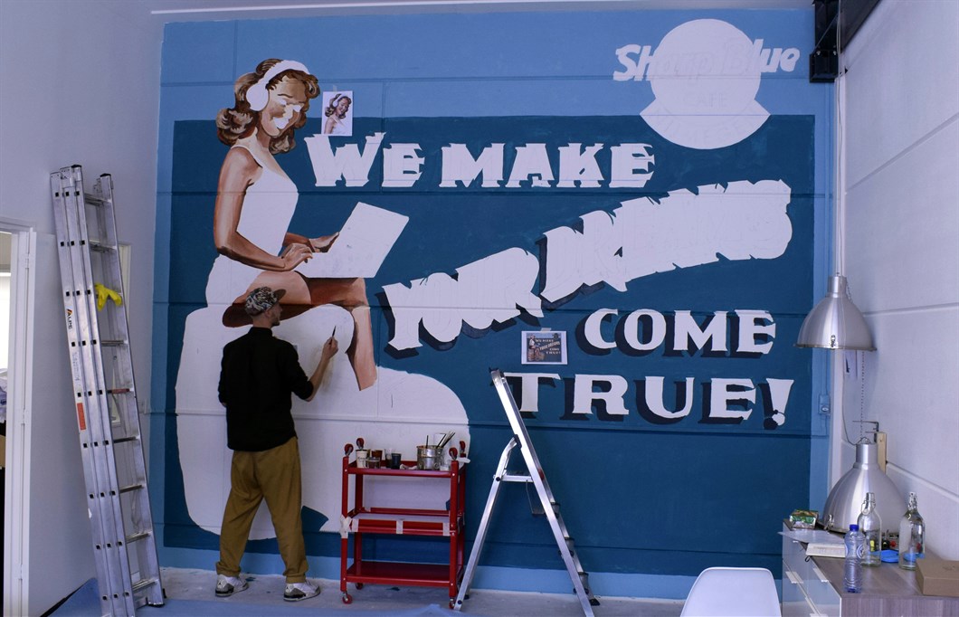 Shon_Price_Muurschildering_Wall_Painting_Signpainting_Pinup_Girl_LookinSharp_Bluenotion_Office_1.jpg