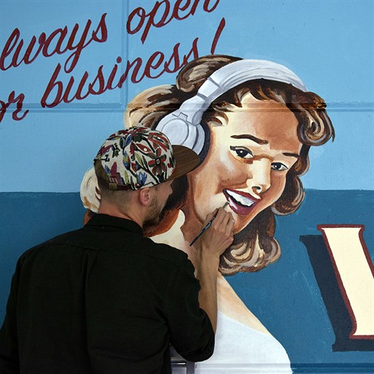 Shon_Price_Muurschildering_Wall_Painting_Signpainting_Pinup_Girl_LookinSharp_Bluenotion_Office_6.jpg