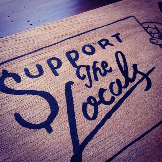Support_The_Locals_-_Sign_Painting_typografie_op_hout_door_Shon_Price.jpg